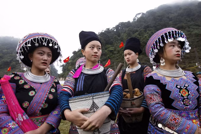 1-ngay xuan vui hoi Gau Tao-trong dat.jpg
