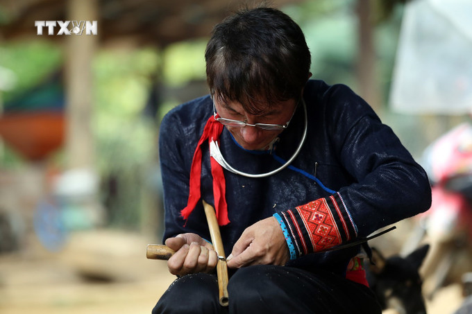 Để tạo ra từng ống khèn có âm thanh hay, nghệ nhân phải phải là người rất tỷ mỉ, cẩn thận và có khả năng thẩm âm tốt. Ảnh: Phan Tuấn Anh - TTXVN vna_potal_dien_bien_nghe_nhan_che_tac_khen_mong_noi_reo_cao_152440072_3970628.jpg