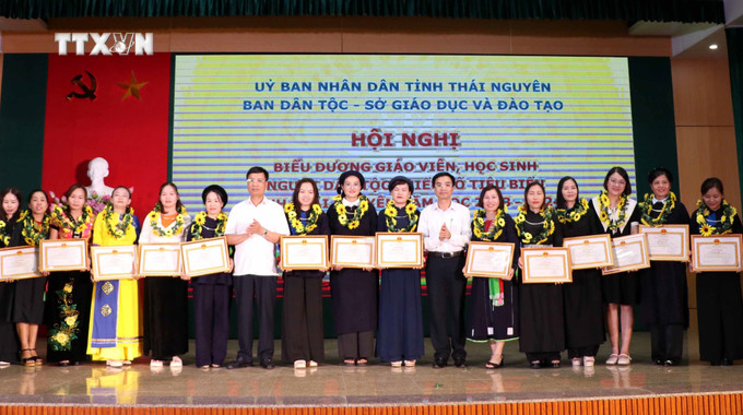 Vinh danh gần 130 giáo viên, học sinh người dân tộc thiểu số có thành tích xuất sắc trong năm học 2023-2024. Ảnh: Thu Hằng-TTXVN vna_potal_thai_nguyen_vinh_danh_giao_vien_hoc_sinh_nguoi_dan_toc_thieu_so___7549242.jpg