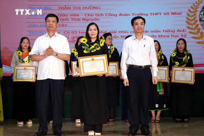 Vinh danh giáo viên người dân tộc thiểu số có thành tích xuất sắc trong năm học 2023-2024. Ảnh: Thu Hằng-TTXVN vna_potal_thai_nguyen_vinh_danh_giao_vien_hoc_sinh_nguoi_dan_toc_thieu_so___7549251.jpg