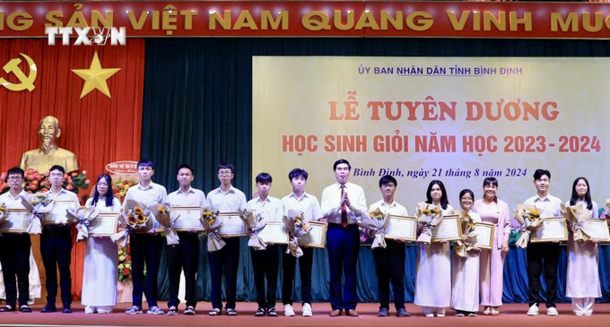 Trao Bằng khen cho các học sinh có thành tích xuất sắc trong học tập, năm học 2023-2024. Ảnh: Lê Phước Ngọc-TTXVN vna_potal_binh_dinh_tuyen_duong_hoc_sinh_gioi_nam_hoc_2023-2024_7548853.jpeg
