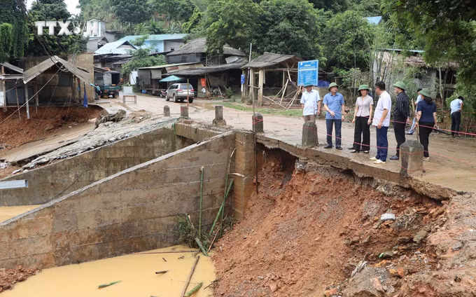 vna_potal_thanh_hoa_kiem_tra_khac_phuc_tinh_hinh_thiet_hai_do_mua_lu_tren_dia_ban_huyen_quan_hoa_7499558.jpg
