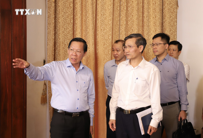 Ông Phan Văn Mãi (ngoài cùng bên trái), Phó Bí thư Thành ủy, Chủ tịch Ủy ban nhân dân Thành phố Hồ Chí Minh kiểm tra công tác chuẩn bị tại Hội trường Thống Nhất, Thành phố Hồ Chí Minh. Ảnh: Hồng Giang - TTXVN. vna_potal_thanh_pho_ho_chi_minh_gap_rut_cong_tac_chuan_bi_le_tang_tong_bi_thu_nguyen_phu_trong__7499633.jpeg