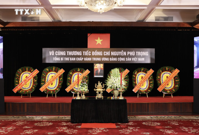 Nơi đặt di ảnh của Tổng Bí thư Nguyễn Phú Trọng. Ảnh: Hồng Giang - TTXVN. vna_potal_thanh_pho_ho_chi_minh_gap_rut_cong_tac_chuan_bi_le_tang_tong_bi_thu_nguyen_phu_trong__7499641 (1).jpeg