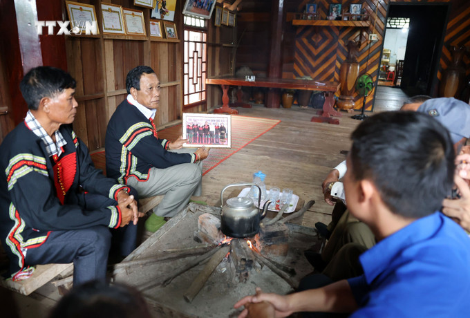 Già làng Y Dhun Hmok, buôn Dur 1, xã Dur Kmăl, huyện Krông Ana, tỉnh Đắk Lắk kể lại kỷ niệm đón Tổng Bí thư, Chủ tịch nước Nguyễn Phú Trọng về dự Ngày hội Đại đoàn kết dân tộc năm 2018. Ảnh: Hoài Thu – TTXVN vna_potal_nhan_dan_dak_lak_tiec_thuong_tuong_nho_tong_bi_thu_nguyen_phu_trong_7495769.jpg