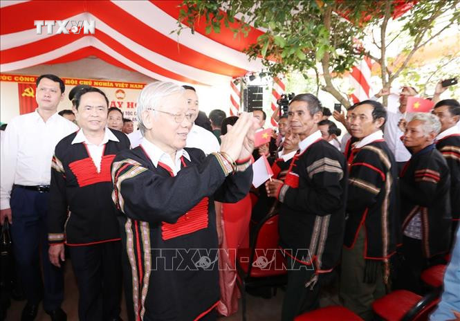 Tổng Bí thư, Chủ tịch nước Nguyễn Phú Trọng dự Ngày hội Đại đoàn kết toàn dân tộc các Buôn , thôn xã Dur Kmăl, huyện Krông Ana, tỉnh Đắk Lắk nhân kỷ niệm 88 năm Ngày truyền thống Mặt trận Tổ quốc Việt Nam (18/11/1930 - 18/11/2018). Ảnh: Trí Dũng-TTXVN vna_potal_tong_bi_thu_chu_tich_nuoc_nguyen_phu_trong_du_ngay_hoi_dai_doan_ket_toan_dan_toc_tai_tinh_dak_lak_143625807_stand.jpg