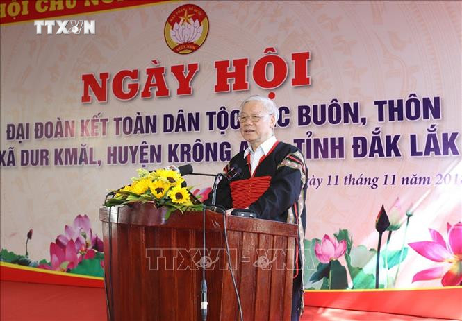 Tổng Bí thư, Chủ tịch nước Nguyễn Phú Trọng nói chuyện với đồng bào dân tộc các Buôn , thôn xã Dur Kmăl, huyện Krông Ana, tỉnh Đắk Lắk. Ảnh: Trí Dũng-TTXVN vna_potal_tong_bi_thu_chu_tich_nuoc_nguyen_phu_trong_du_ngay_hoi_dai_doan_ket_toan_dan_toc_tai_tinh_dak_lak_143628839_stand.jpg