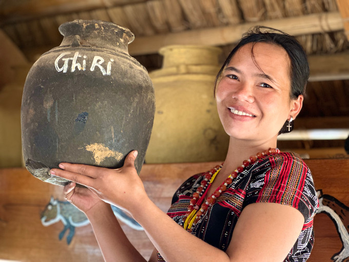 Sản phẩm gốm cổ, niềm tự hào của người làng K’noonh. Ảnh: Khánh Nguyên Anh gom 2.jpg