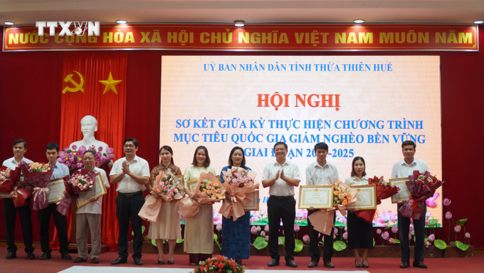 Khen thưởng các cá nhân có thành tích xuất sắc trong công tác giảm nghèo trên địa bàn tỉnh. Ảnh: Mai Trang - TTXVN vna_potal_thua_thien_-_hue_so_ket_giua_ky_chuong_trinh_muc_tieu_quoc_gia_giam_ngheo_ben_vung_giai_doan_2021-2025_23-04-2024_1922_7337932.jpg