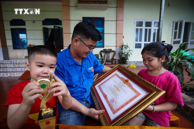 Anh Bùi Văn Tường với Bằng khen của Thủ tường Chính phủ về những thành tích trong lao động, sản xuất, kinh doanh góp phần vào sự nghiệp xây dựng Chủ nghĩa xã hội và bảo vệ Tổ quốc. Ảnh: Trọng Đạt - TTXVN vna_potal_chang_trai_xu_muong_lam_giau_tren_manh_dat_que_huong_7335048.jpg