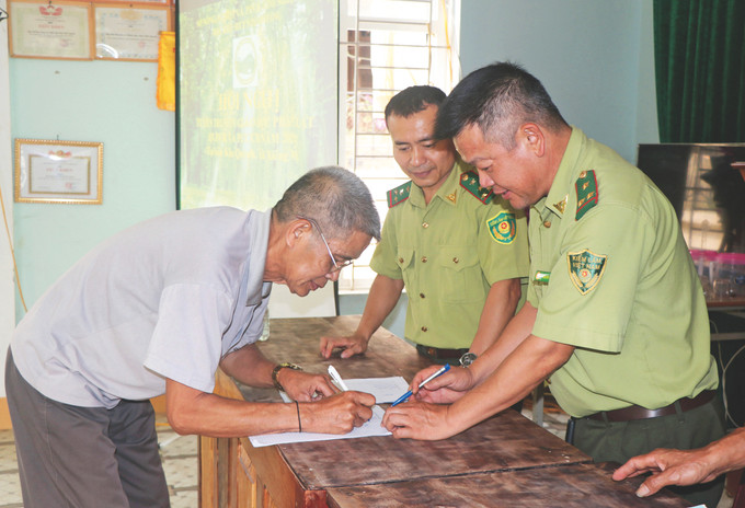 Đồng bào dân tộc ở xã Xiêng My, huyện Tương Dương (Nghệ An) ký cam kết bảo vệ rừng Khu bảo tồn thiên nhiên Pù Huống. Ảnh: Xuân Tiến 9-khu bao ton thien nhien Pu Huong-van ty.JPG