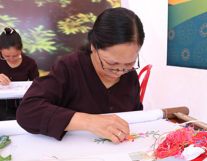 Các thí sinh tham gia vòng chung khảo cuộc thi Bàn tay vàng thêu ren năm 2024. Ảnh: Thùy Dung – TTXVN NB3.jpg