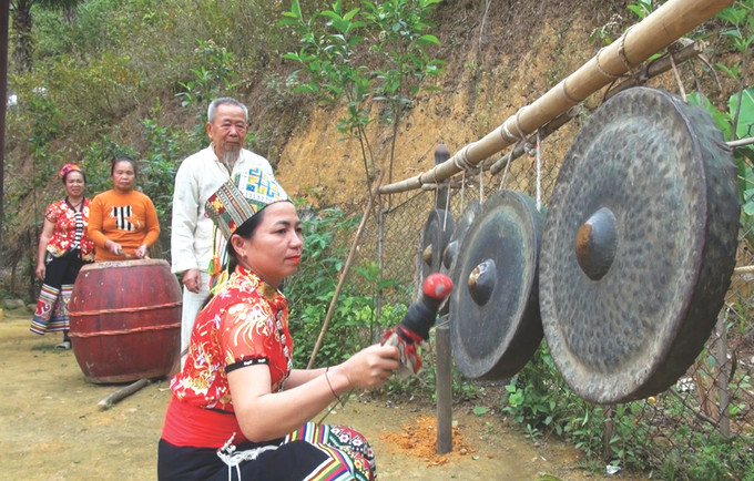 Vùng đệm Khu bảo tồn thiên nhiên Pù Huống là nơi sinh sống chủ yếu của đồng bào dân tộc Thái với đời sống văn hóa bản làng gắn liền với sinh cảnh rừng. Ảnh: Xuân Tiến 14-khu bao ton thien nhien Pu Huong-van ty.jpg