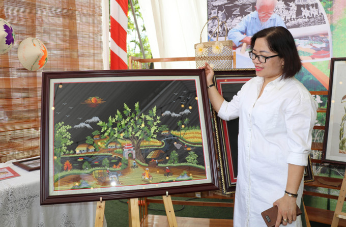 Các sản phẩm của làng nghề thêu ren xã Ninh Hải, huyện Hoa Lư, tỉnh Ninh Bình được trưng bày tại Cuộc thi Bàn tay vàng thêu ren năm 2024. Ảnh: Thùy Dung – TTXVN NB1.jpg
