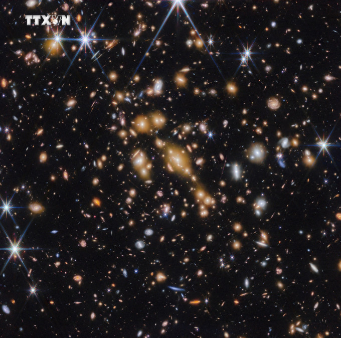 Những cụm sao nằm trong thiên hà Cosmic Gems Arc. Ảnh: ESA/TTXVN vna_potal_kinh_thien_van_james_webb_phat_hien_cac_cum_sao_co_xua_nhat_quan_sat_duoc_tu_truoc_den_nay_7448620 (1).jpg