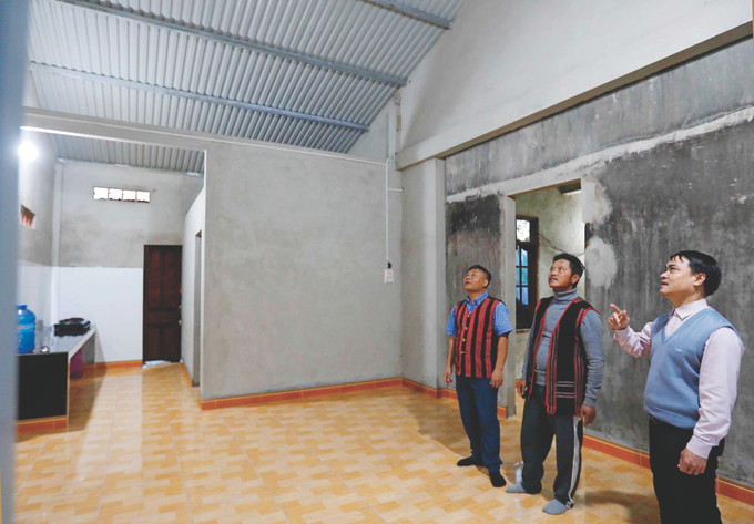 Gia đình anh Hồ Văn Thức, người Pa Kô ở xã Hồng Kim, huyện A Lưới được vay kinh phí hỗ trợ cải tạo nhà ở. Ảnh: Trần Việt 4-chinh sach uu dai-a luoi-tran viet.jpg