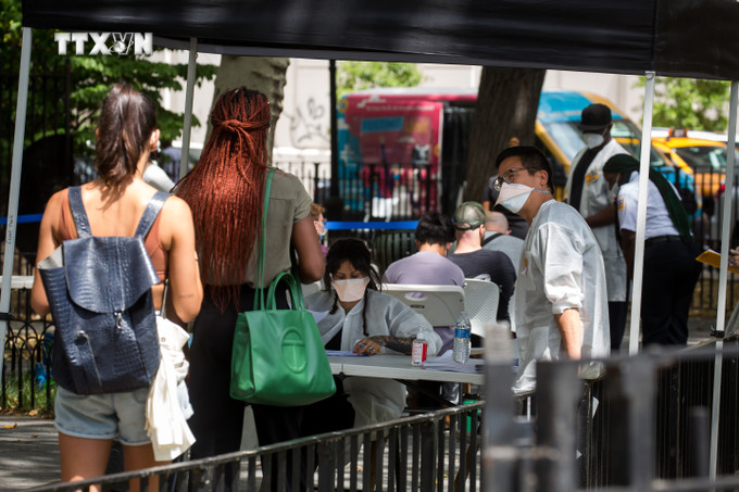 Người dân xếp hàng chờ tiêm vaccine phòng bệnh đậu mùa khỉ tại New York, Mỹ. Ảnh: THX/TTXVN vna_potal_who_khoi_dong_ke_hoach_chien_luoc_toan_cau_kiem_che_benh_dau_mua_khi__090836028_7558503.jpg