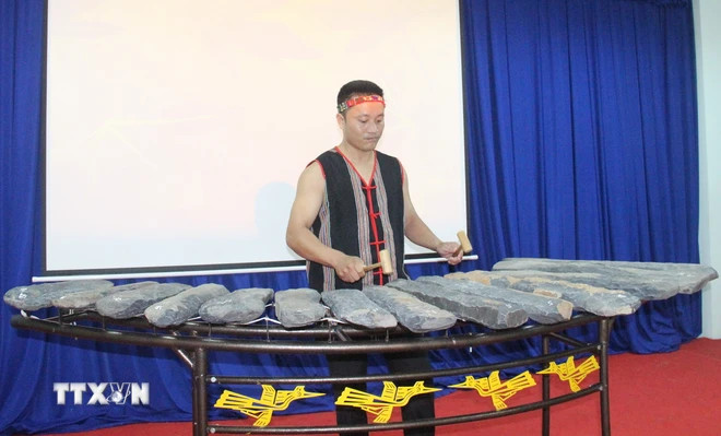 Biểu diễn tiết mục đàn đá tại lễ công bố Quyết định của Thủ tướng Chính phủ công nhận bảo vật quốc gia đàn đá Lộc Hòa. Ảnh: K GỬIH - TTXVN danda.jpg