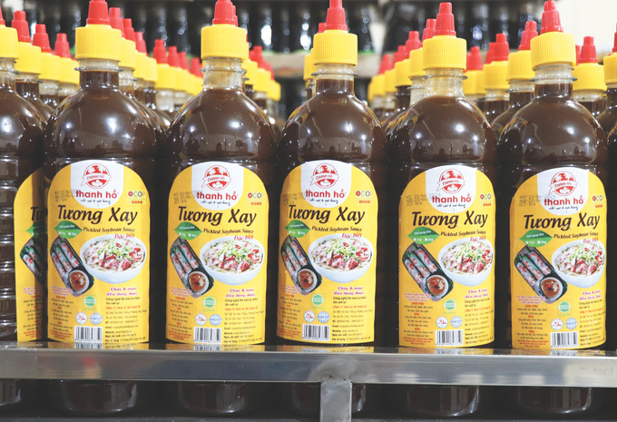 Kiểm tra sản phẩm tương xay Thanh Hồ trước khi đóng thùng phân phối ra thị trường. Ảnh: Thanh Sang 3-tuong xay Thanh Ho-an giang-Thanh Sang.jpeg