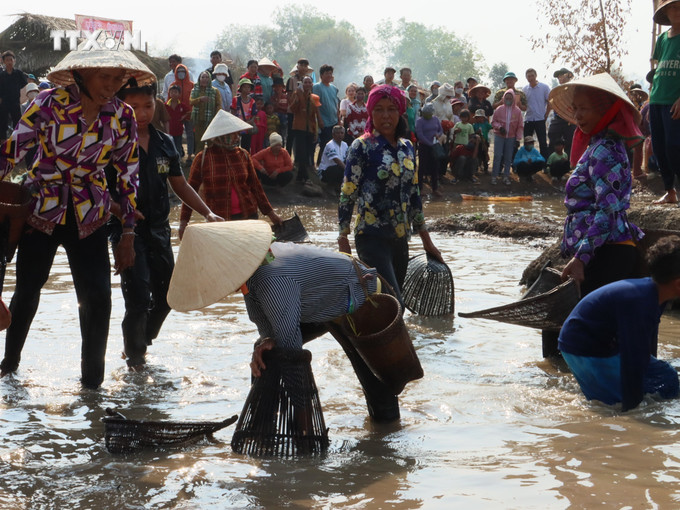 Đồng bào Khmer xuống bàu bắt cá bằng những dụng cụ thô sơ truyền thống tại Lễ hội Phá bàu (còn gọi là lễ hội Dua Tpeng) tại bàu Kpoch, ấp Sóc Lớn, xã Lộc Khánh (Bình Phước). Ảnh: K GỬIH – TTXVN vna_potal_van_hoa_soi_duong_dac_sac_le_hoi_pha_bau_cua_dong_bao_khmer_o_binh_phuoc___7275513.jpg