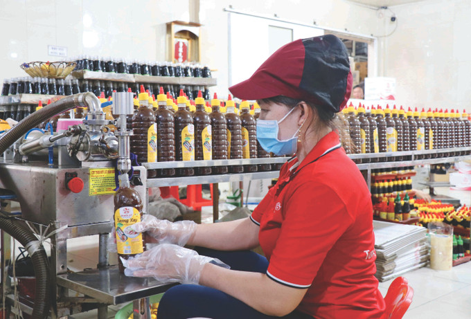 Đóng chai sản xuất tương xay Thanh Hồ đạt chất lượng OCOP 4 sao tại Công ty trách nhiệm hữu hạn sản xuất thương mại Thanh Hồ ở thị xã Tân Châu (An Giang). Ảnh: Thanh Sang 2-tuong xay Thanh Ho-an giang-Thanh Sang.jpg