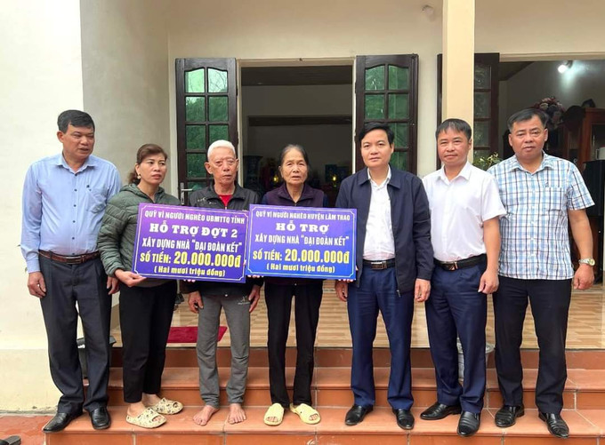 Đại diện MTTQ huyện Lâm Thao trao tiền hỗ trợ xây dựng nhà “Đại đoàn kết” cho năm hộ nghèo ở các xã Bản Nguyên, Xuân Lũng, Tứ Xã và thị trấn Hùng Sơn. Ảnh: baophutho.vn lamthao.jpg