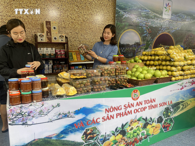Các sản phẩm nông sản tiêu biểu của tỉnh Sơn La tham dự Lễ hội. Ảnh: Minh Tâm-TTXVN vna_potal_khong_gian_van_hoa_am_thuc_tai_le_hoi_van_hoa_du_lich_am_thuc_quoc_te_-_ha_giang_lan_thu_nhat_nam_2024_7297277.jpg