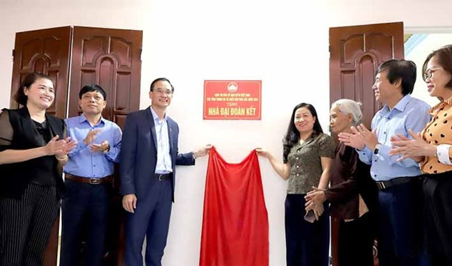 Lãnh đạo Ủy ban MTTQ các tỉnh trong cụm thi đua Trung du và Miền núi phía Bắc gắn biển trao tặng nhà “đại đoàn kết” cho gia đình bà Nguyễn Thị Yến, khu 2, xã Vân Đồn, huyện Đoan Hùng. Ảnh: mattran.org.vn 33(4).jpg