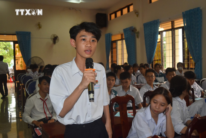 Học sinh đặt câu hỏi về những băn khoăn, thắc mắc của bản thân tại Ngày hội tư vấn tuyển sinh. Ảnh: Nguyên Dung – TTXVN vna_potal_dak_lak_tang_cuong_giao_duc_huong_nghiep_cho_hoc_sinh_thcs_7295472.jpg