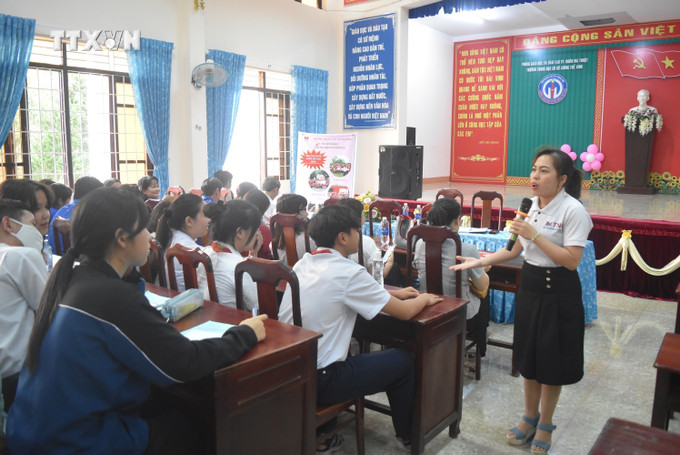 Thầy, cô giáo ngành Giáo dục tư vấn và giải đáp những băn khoăn, thắc mắc của học sinh về tư vấn tuyển sinh, giới thiệu nghề nghiệp. Ảnh: Nguyên Dung – TTXVN vna_potal_dak_lak_tang_cuong_giao_duc_huong_nghiep_cho_hoc_sinh_thcs_7295463.jpg
