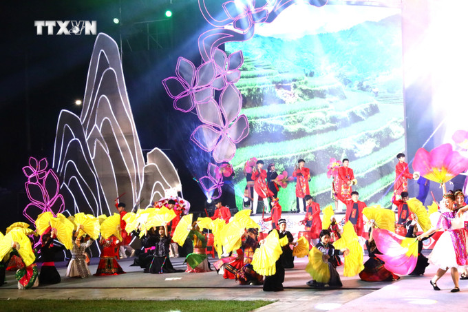 Chương trình nghệ thuật đặc biệt "Hà Giang - hội tụ những sắc màu". Ảnh: Minh Tâm-TTXVN vna_potal_khai_mac_le_hoi_van_hoa_du_lich_am_thuc_quoc_te_ha_giang_lan_thu_nhat_nam_2024_7297508.jpg
