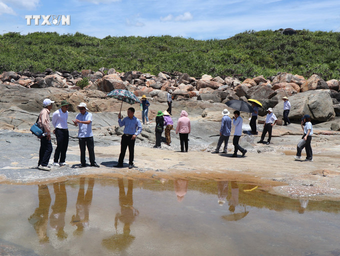 Khu vực bãi đá trũng là nơi giang nước biển tạo thêm độ mặn cho nước biển trước khi đưa nước vào các ô đá kết tinh muối. Ảnh: Phạm Cường-TTXVN vna_potal_noi_lam_muoi_cua_nguoi_sa_huynh_co_nien_dai_khoang_2000_nam_o_quang_ngai_7478009.jpg