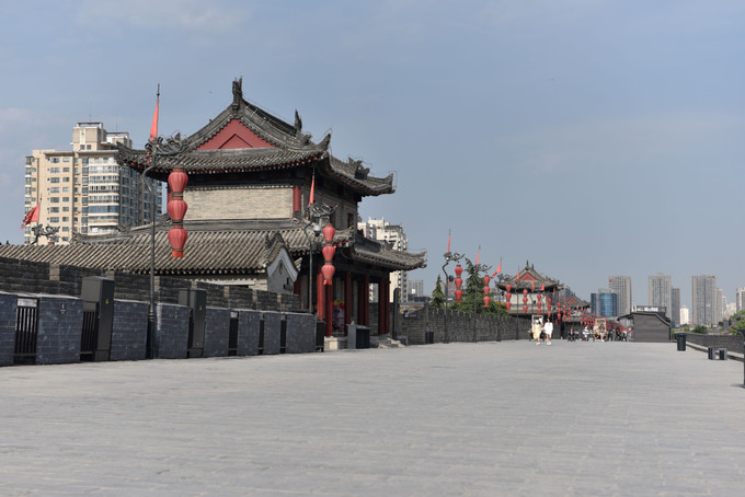 Tường thành Tây An được xây dựng lần đầu tiên năm 582 vào thời nhà Tùy, trải qua những thăng trầm của lịch sử, tường thành không ngừng được nâng cấp, tôn tạo bởi các triều đại phong kiến Trung Hoa. Ảnh: Thành Dương - Phóng viên TTXVN tại Trung Quốc TQ5.jpg