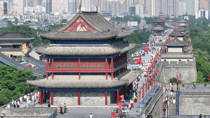 Tường thành Tây An mỗi ngày đón hàng nghìn lượt khách trong và ngoài Trung Quốc đến tham quan và nghiên cứu. Ảnh: Thành Dương - Phóng viên TTXVN tại Trung Quốc TQ2.jpg