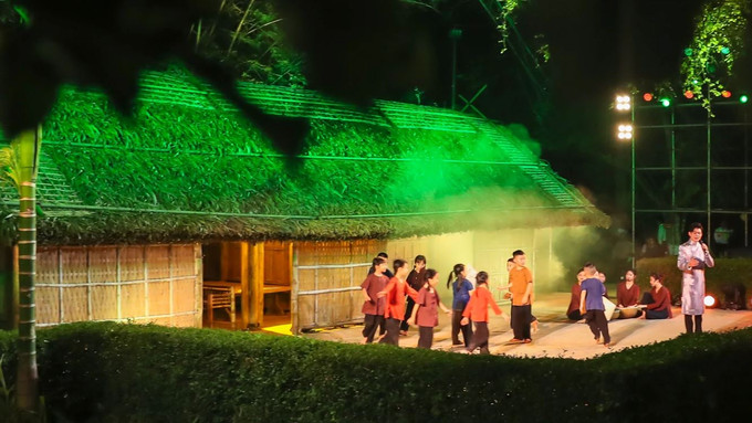 Cầu truyền hình “Làng Sen nuôi chí lớn”. Ảnh: baonghean.vn lang-sen-8524a.jpg