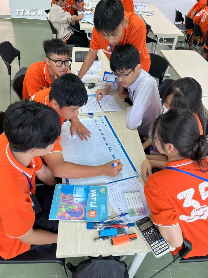 Trường Phổ thông Cao đẳng FPT Polytechnic đa dạng nội dung học nhằm thu hút học sinh. Ảnh: Bích Huệ - TTXVN vna_potal_huong_mo_cho_hoc_sinh_tai_nghe_an_khong_trung_tuyen_lop_10_cong_lap_7365448.jpg