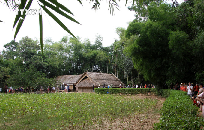 Khách tham quan làng Sen, quê nội Bác Hồ, thuộc Khu di tích lịch Quốc gia đặc biệt Kim Liên, Nam Đàn (Nghệ An). Ảnh: Văn Tý-TTXVN vna_potal_hang_van_du_khach_do_ve_khu_di_tich_quoc_gia_dac_biet_kim_lien_6935692.jpg
