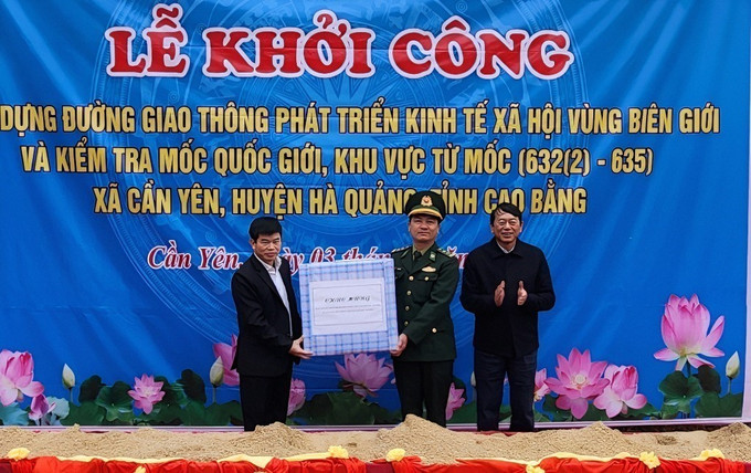 Thiếu tướng Lê Kim Cương, Phó tổng cục trưởng Tổng cục II, Bộ Quốc phòng và Chủ tịch UBND tỉnh Cao Bằng Hoàng Xuân Ánh tặng quà cán bộ, chiến sĩ Đồn Biên phòng Cần Yên. Ảnh: TTXVN phát CB1.jpg