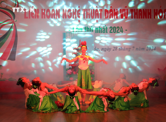 Tiết mục múa "Hoa đăng" do NSND Hoàng Hải sáng tác và biên đạo. Ảnh: Hoa Mai-TTXVN vna_potal_lien_hoan_nghe_thuat_dan_vu_thanh_hoa_lan_thu_nhat_7508376.jpg