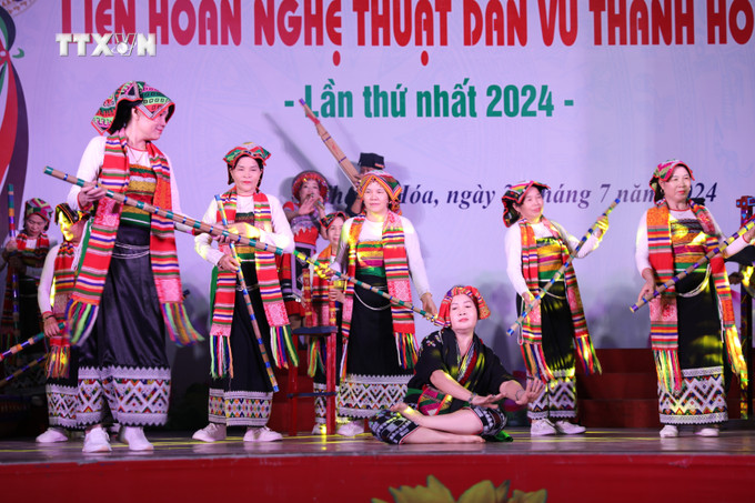 Liên hoan có sự góp mặt của các câu lạc bộ dân vũ của các huyện miền núi ở xứ Thanh. Ảnh: Hoa Mai-TTXVN vna_potal_lien_hoan_nghe_thuat_dan_vu_thanh_hoa_lan_thu_nhat_7508375.jpg