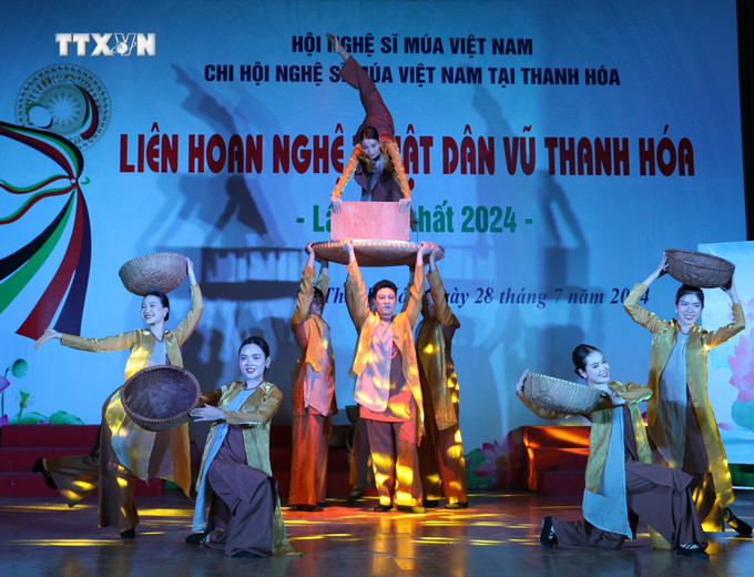 Tiết mục múa "Tình quê" được dàn dựng công phu, chuyên nghiệp. Ảnh: Hoa Mai-TTXVN vna_potal_lien_hoan_nghe_thuat_dan_vu_thanh_hoa_lan_thu_nhat_7508377.jpg