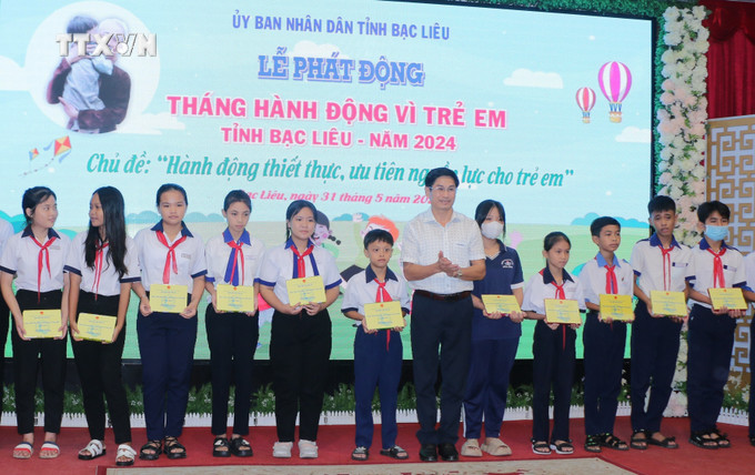 Ông Tạ Trung Dũng, Trưởng Ban Tuyên giáo Tỉnh ủy Bạc Liêu trao quà cho trẻ em có hoàn cành khó khăn tại lễ phát động. Ảnh: Tuấn Kiệt - TTXVN vna_potal_bac_lieu_to_chuc_le_phat_dong_thang_hanh_dong_vi_tre_em_nam_2024__7405834.jpg