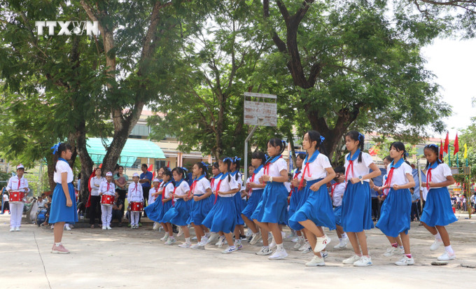 Học sinh tham gia hội thi Nghi thức đội. Ảnh: Lê Thúy Hằng - TTXVN vna_potal_vinh_long_to_chuc_trai_he_thieu_nhi_huong_ung_thang_hanh_dong_vi_tre_em_nam_2024_7405869.jpg
