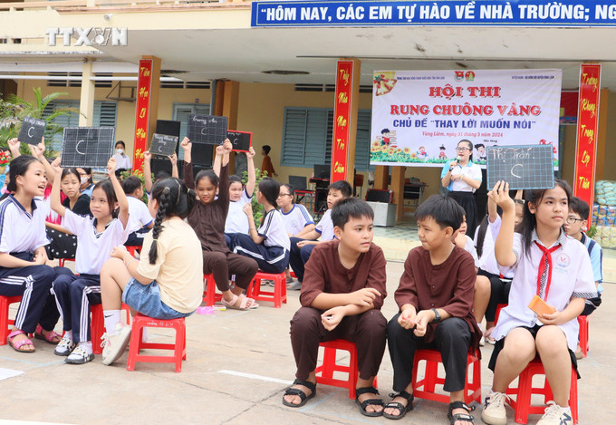 Học sinh tham gia hội thi Rung chuông vàng. Ảnh: Lê Thúy Hằng - TTXVN vna_potal_vinh_long_to_chuc_trai_he_thieu_nhi_huong_ung_thang_hanh_dong_vi_tre_em_nam_2024_7405884.jpg