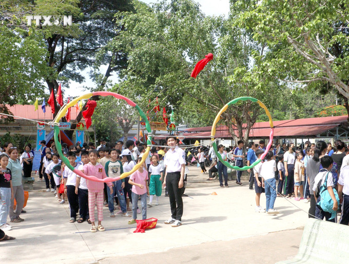 Học sinh tham gia trò chơi dân gian. Ảnh: Lê Thúy Hằng - TTXVN vna_potal_vinh_long_to_chuc_trai_he_thieu_nhi_huong_ung_thang_hanh_dong_vi_tre_em_nam_2024_7405881.jpg