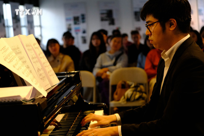 Nghệ sỹ piano Vũ Hoàng Cương biểu diễn trong buổi hòa nhạc hoàng hôn chiều 12/3. Ảnh: Nguyễn Dũng – TTXVN vna_potal_le_hoi_am_nhac_co_dien_tai_thanh_pho_sang_tao_cua_unesco_dua_am_nhac_co_dien_den_tat_ca_moi_nguoi_7267624.jpg