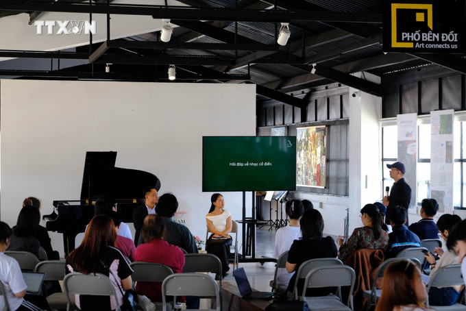 Buổi workshop chủ đề “Nhạc cổ điển dành cho tất cả mọi người” thu hút nhiều người yêu nhạc đến tham dự. Ảnh: Nguyễn Dũng – TTXVN vna_potal_le_hoi_am_nhac_co_dien_tai_thanh_pho_sang_tao_cua_unesco_dua_am_nhac_co_dien_den_tat_ca_moi_nguoi_7267622.jpg