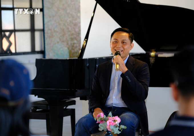 Diễn giả, nhạc sỹ Nguyễn Tô Hoàn Phúc chia sẻ kinh nghiệm thưởng thức nhạc cổ điển cũng như đưa âm nhạc đến khán giả đại chúng. Ảnh: Nguyễn Dũng – TTXVN vna_potal_le_hoi_am_nhac_co_dien_tai_thanh_pho_sang_tao_cua_unesco_dua_am_nhac_co_dien_den_tat_ca_moi_nguoi_7267637.jpg