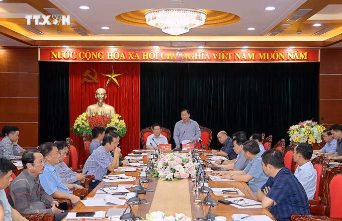 vna_potal_pho_thu_tuong_ho_duc_phoc_kiem_tra_khac_phuc_thiet_hai_bao_so_3_tai_hoa_binh__7581177.jpg