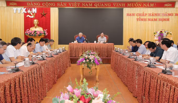 vna_potal_pho_thu_tuong_thuong_truc_chinh_phu_kiem_tra_cong_tac_khac_phuc_hau_qua_con_bao_so_3__7580918.jpg